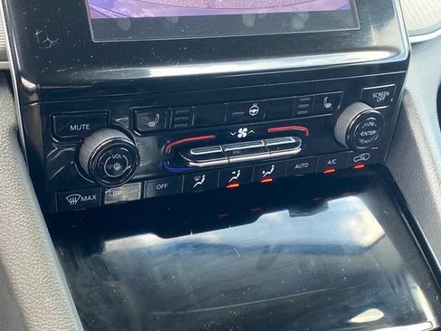 Used 2023 Jeep Grand Cherokee Laredo AWD/4WD image 12