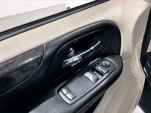 Used 2017 Dodge Grand Caravan SE w/ UConnect Hands-Free Group image 38