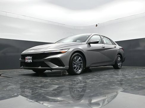 Used 2024 Hyundai Elantra SEL FWD image 59
