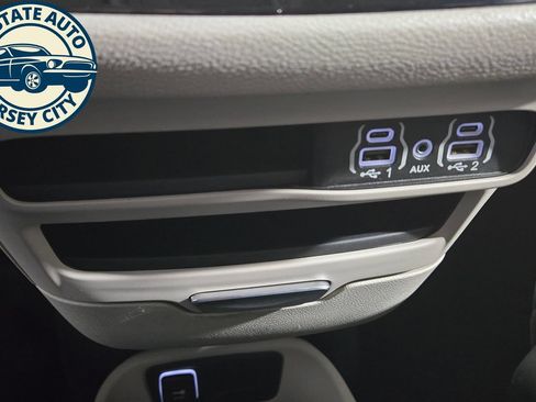 Used 2024 Chrysler Pacifica Limited FWD image 22