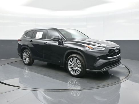 Used 2025 Toyota Highlander Platinum AWD/4WD image 1