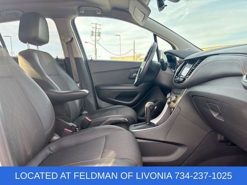 Used 2022 Chevrolet Trax LT w/ LT Convenience Package image 25