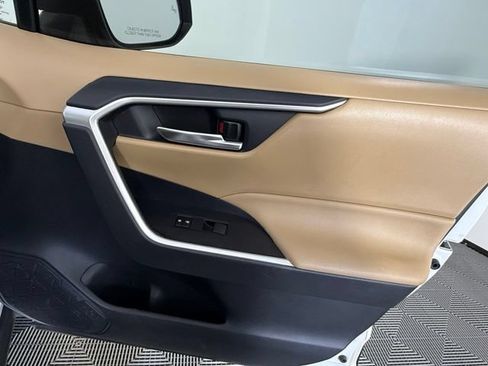 Used 2019 Toyota RAV4 XLE w/ Convenience Package FWD image 31