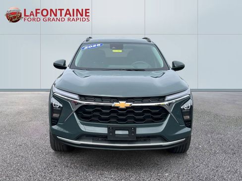Used 2025 Chevrolet Trax LT image 2