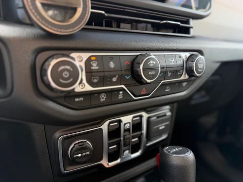 Certified 2025 Jeep Gladiator Sport AWD/4WD image 14