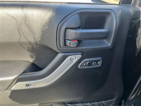 Used 2014 Jeep Wrangler Unlimited Sahara w/ Connectivity Group AWD/4WD image 19