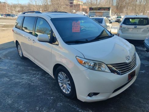 Used 2015 Toyota Sienna XLE image 9