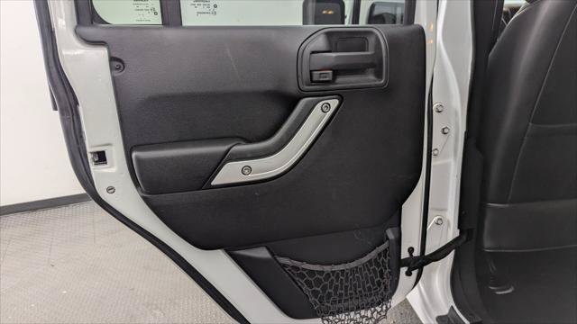 Used 2016 Jeep Wrangler Unlimited Rubicon AWD/4WD image 16