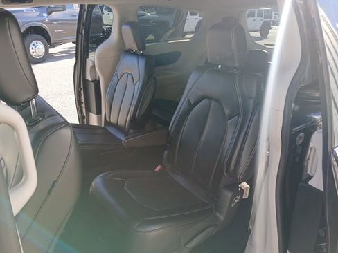 Used 2023 Chrysler Pacifica Touring-L image 17