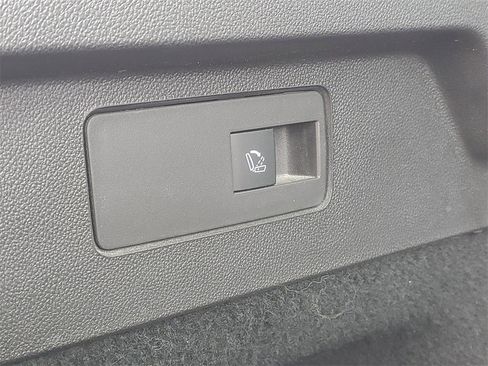 Used 2018 Buick Regal Essence w/ Driver Confidence Package #1 image 9