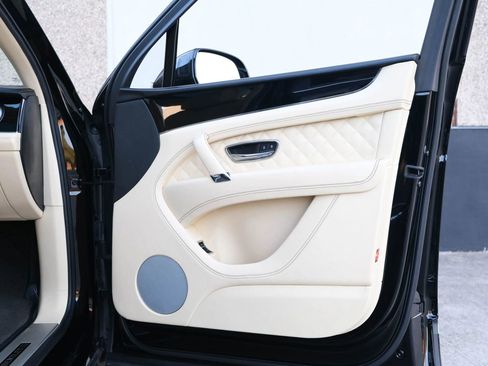 Used 2018 Bentley Bentayga image 33