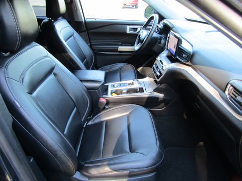 Used 2023 Ford Explorer XLT w/ Equipment Group 202A AWD/4WD image 19