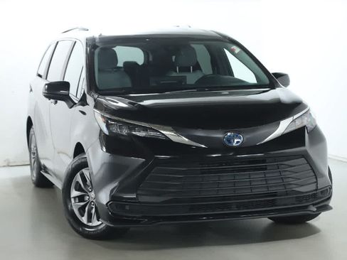 Certified 2025 Toyota Sienna LE AWD/4WD image 2