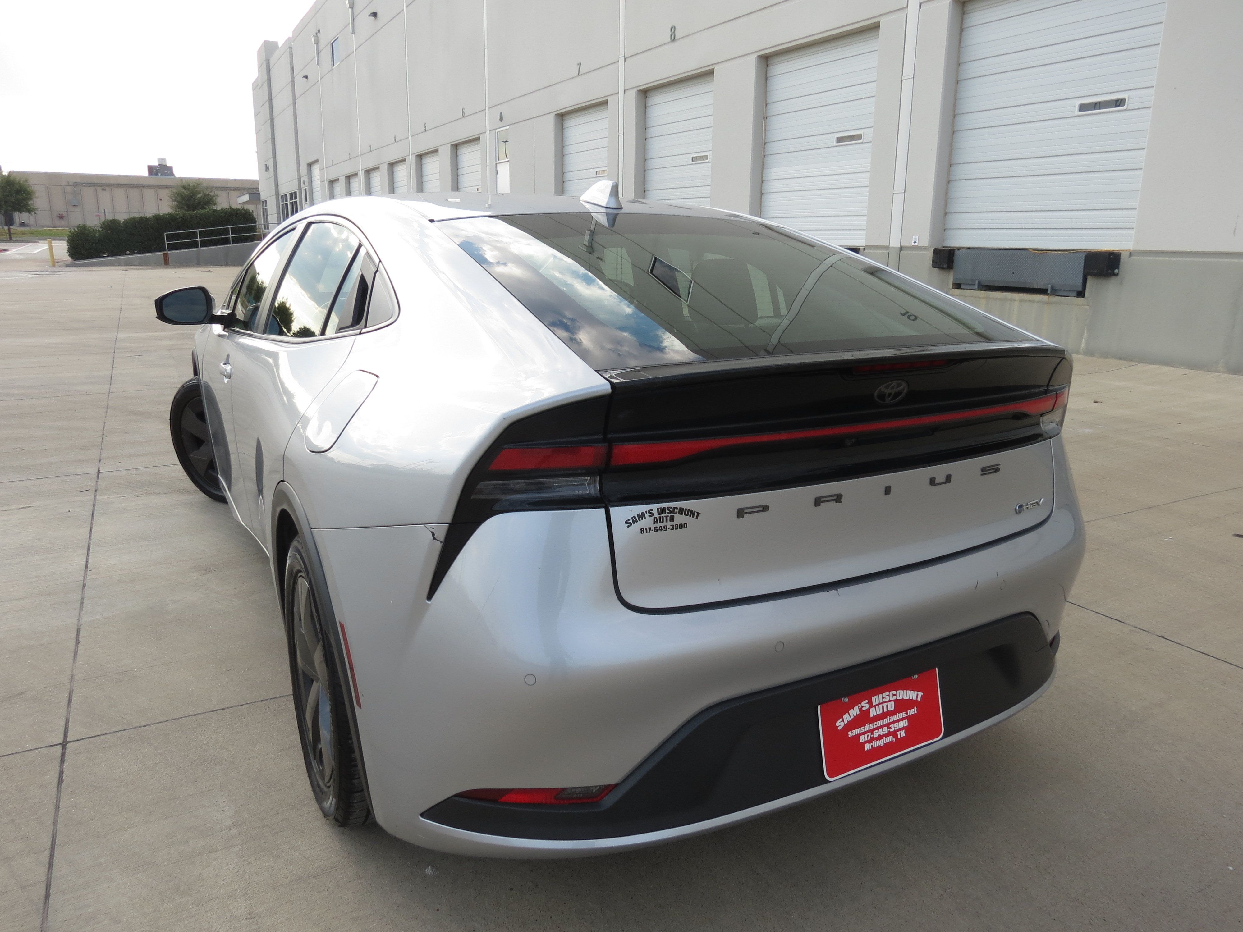 Used 2023 Toyota Prius LE FWD image 3
