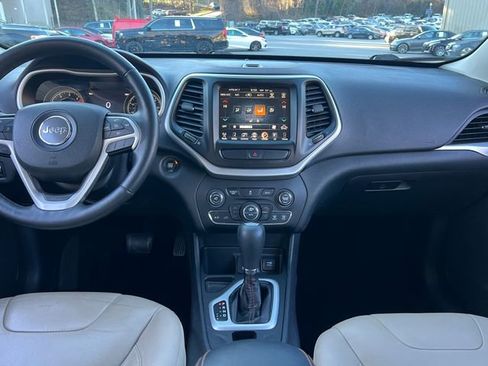 Used 2017 Jeep Cherokee Limited image 15