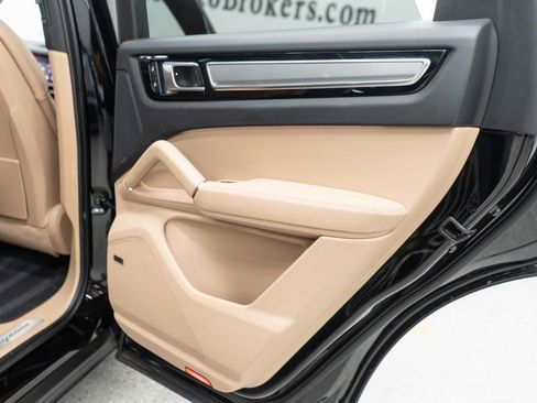 Used 2023 Porsche Cayenne Platinum Edition image 31