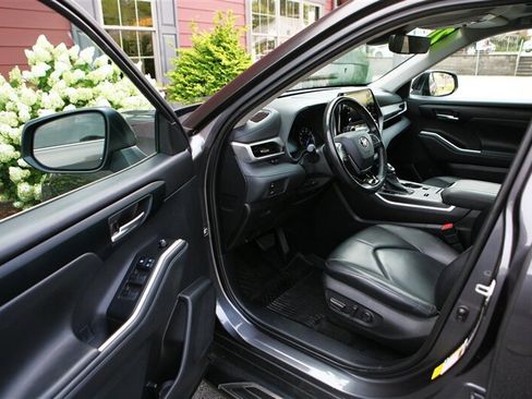 Used 2021 Toyota Highlander XLE image 8