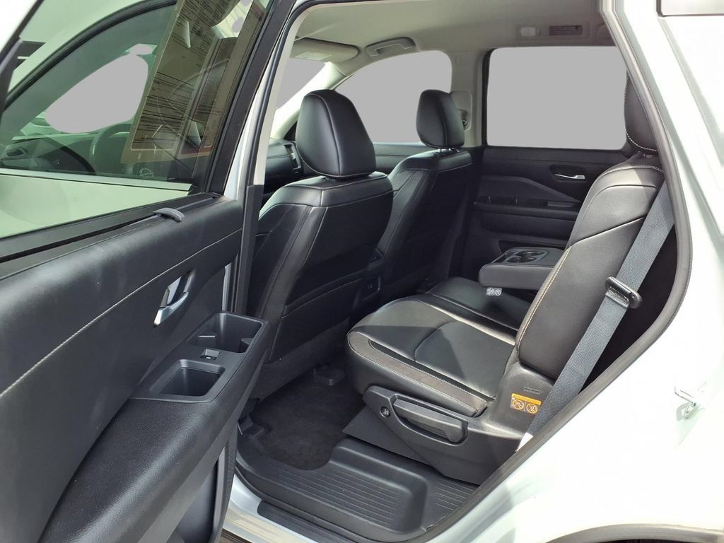Used 2025 Nissan Pathfinder SL FWD image 28