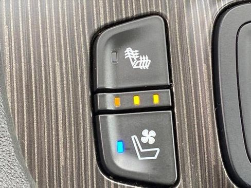 Certified 2022 GMC Acadia SLT w/ Technology Package image 19