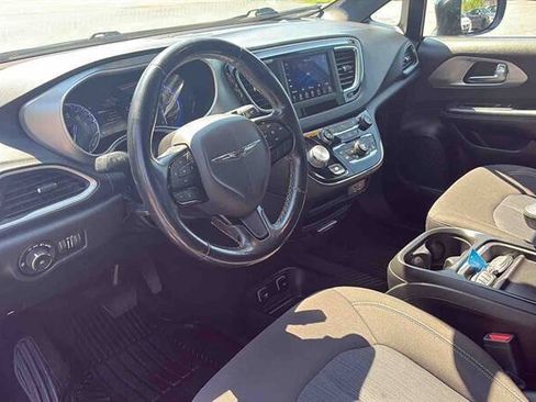 Used 2020 Chrysler Pacifica Touring w/ S Appearance Package FWD image 15