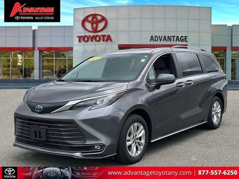 Used 2025 Toyota Sienna XLE w/ XLE Plus Package AWD/4WD image 4