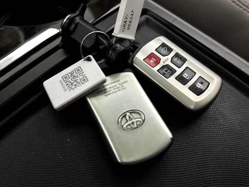 Used 2018 Toyota Sienna XLE w/ XLE Navigation Package FWD image 32