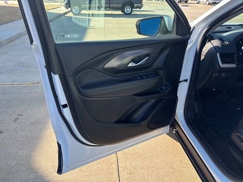 Used 2024 GMC Terrain SLE w/ Driver Convenience Package image 11