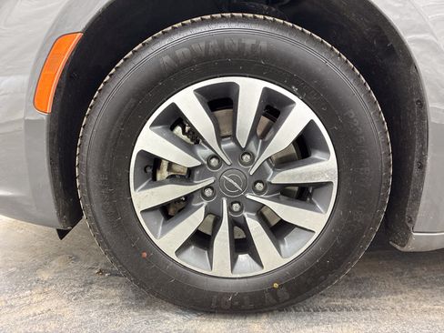 Used 2021 Chrysler Pacifica Touring-L FWD image 24