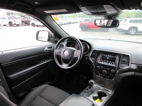 Used 2019 Jeep Grand Cherokee Laredo AWD/4WD image 22