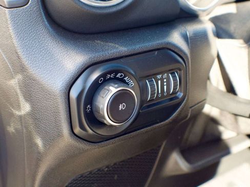 Used 2018 Jeep Wrangler Unlimited Sahara image 36