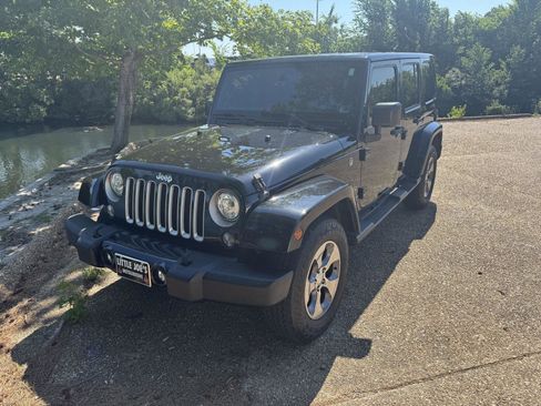 Used 2017 Jeep Wrangler Unlimited Sahara w/ Connectivity Group AWD/4WD image 12