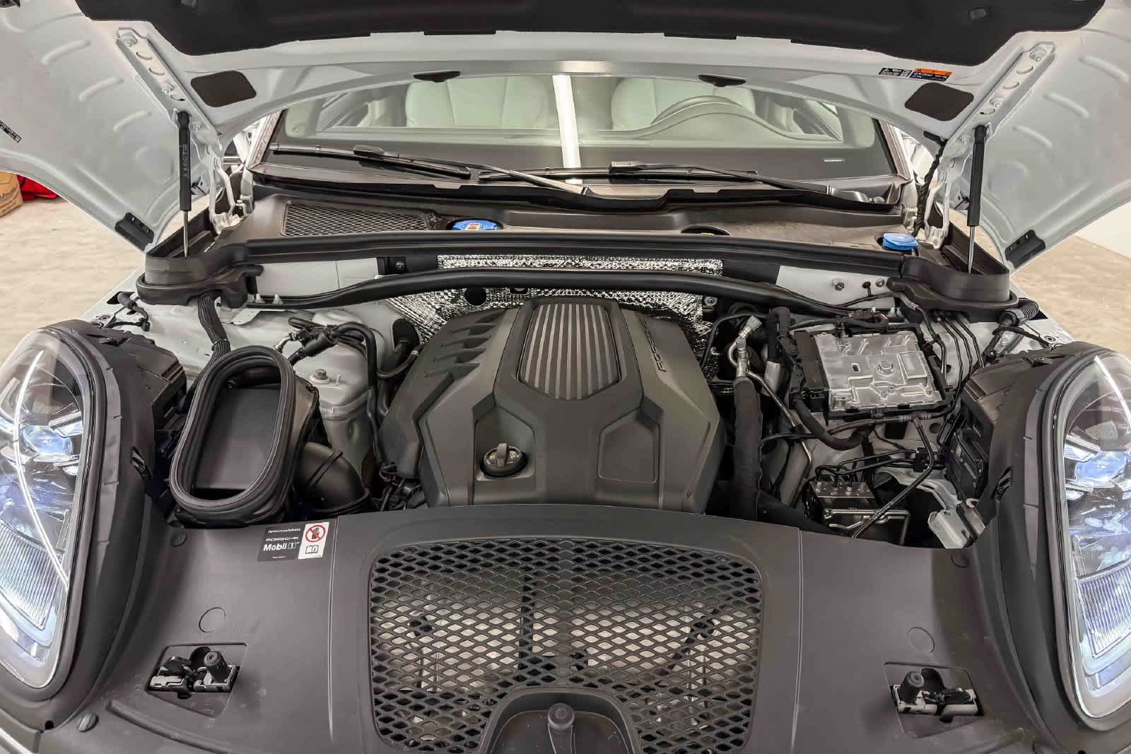 Certified 2026 Porsche Macan AWD/4WD image 32