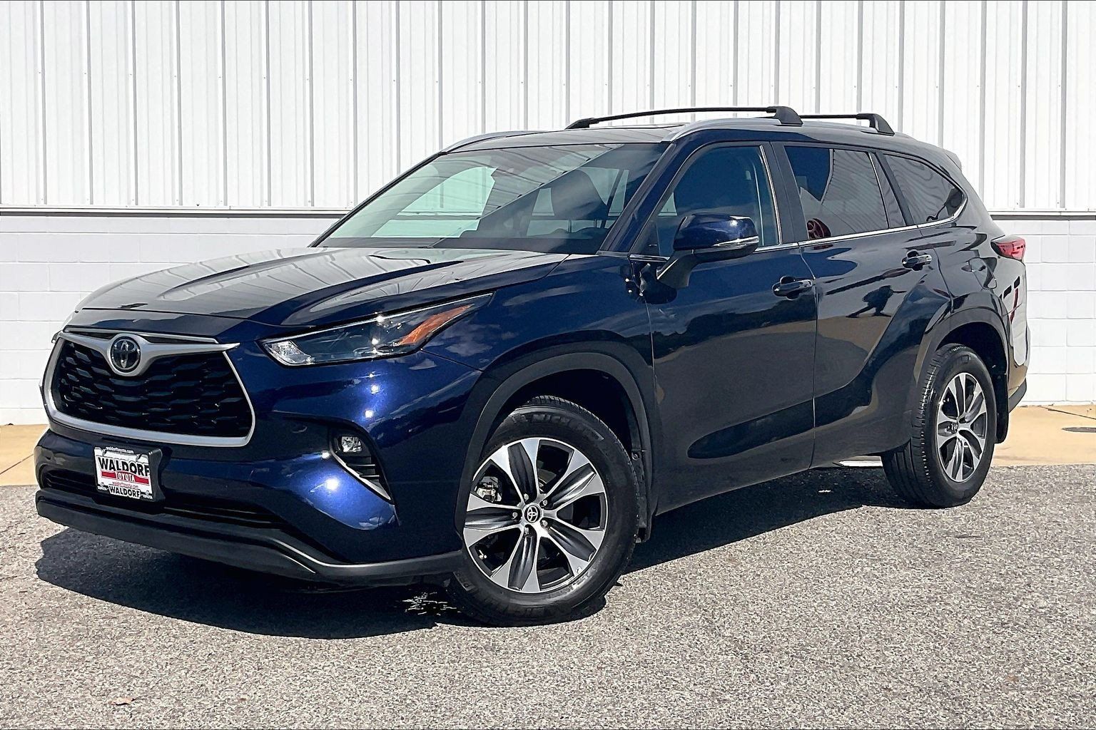 Used 2023 Toyota Highlander XLE AWD/4WD image 2