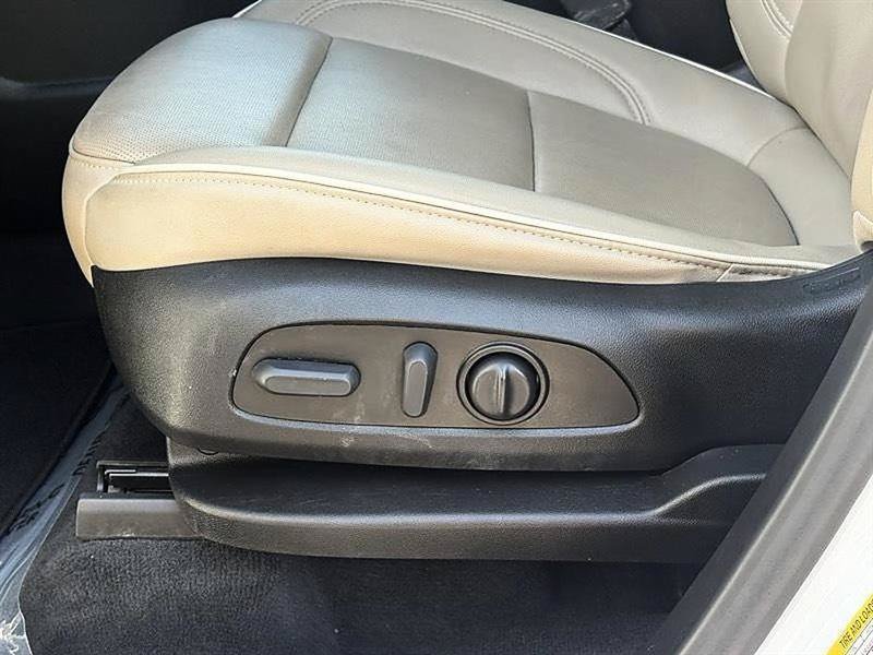 Used 2023 Chevrolet Traverse Premier FWD image 18