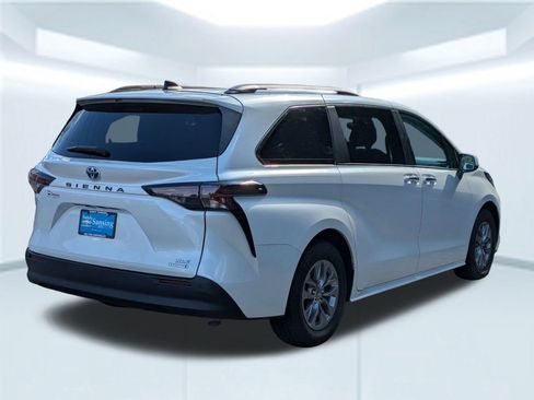 Used 2023 Toyota Sienna XLE image 6