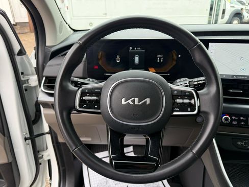 Used 2025 Kia Carnival image 11