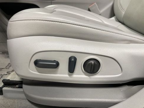 Used 2023 GMC Acadia SLT image 12