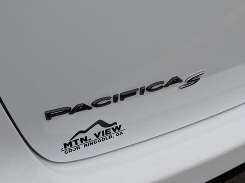 Used 2024 Chrysler Pacifica Select image 11