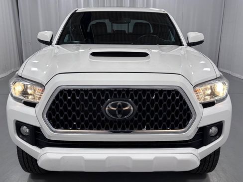 Used 2019 Toyota Tacoma TRD Sport AWD/4WD image 2