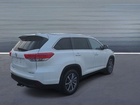 Used 2019 Toyota Highlander AWD V6 image 3