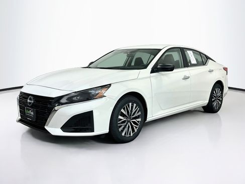 Used 2025 Nissan Altima 2.5 SV AWD/4WD image 3