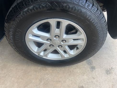 Used 2023 Jeep Grand Cherokee Laredo image 34