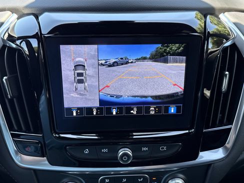 Used 2023 Chevrolet Traverse LT w/ Rear Camera Mirror Package FWD image 25