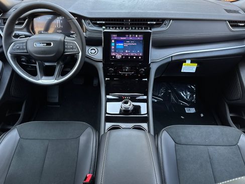 New 2025 Jeep Grand Cherokee Laredo image 12