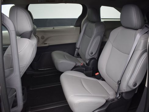 Used 2022 Toyota Sienna XLE image 15