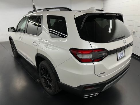 New 2025 Honda Pilot Touring image 3