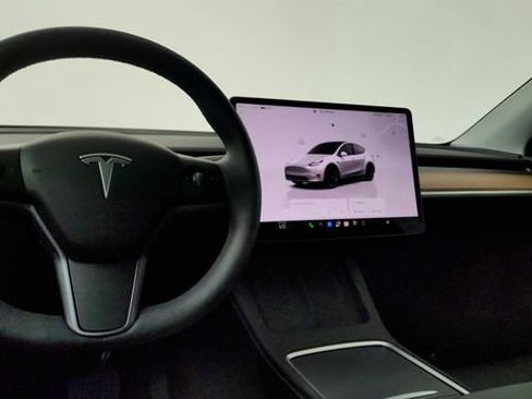 Used 2024 Tesla Model Y 2WD image 61