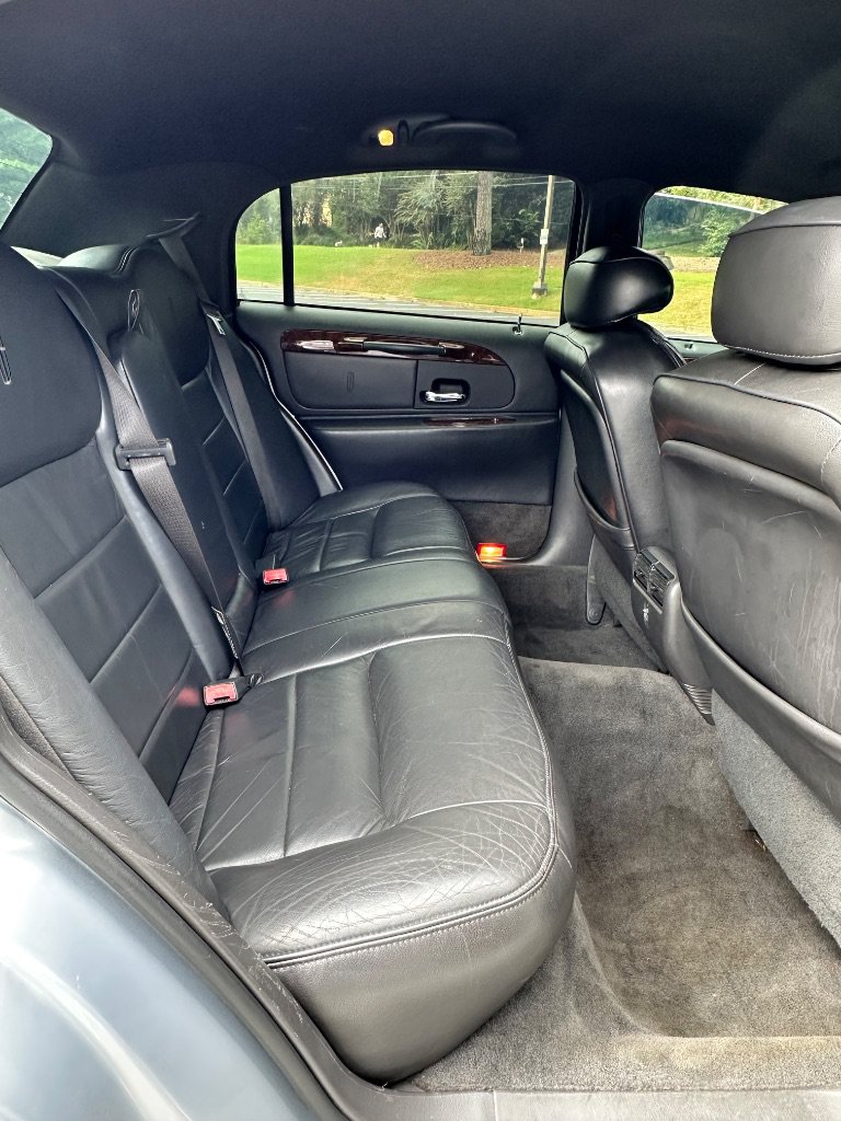 Used 2002 Lincoln Town Car Signature RWD image 15