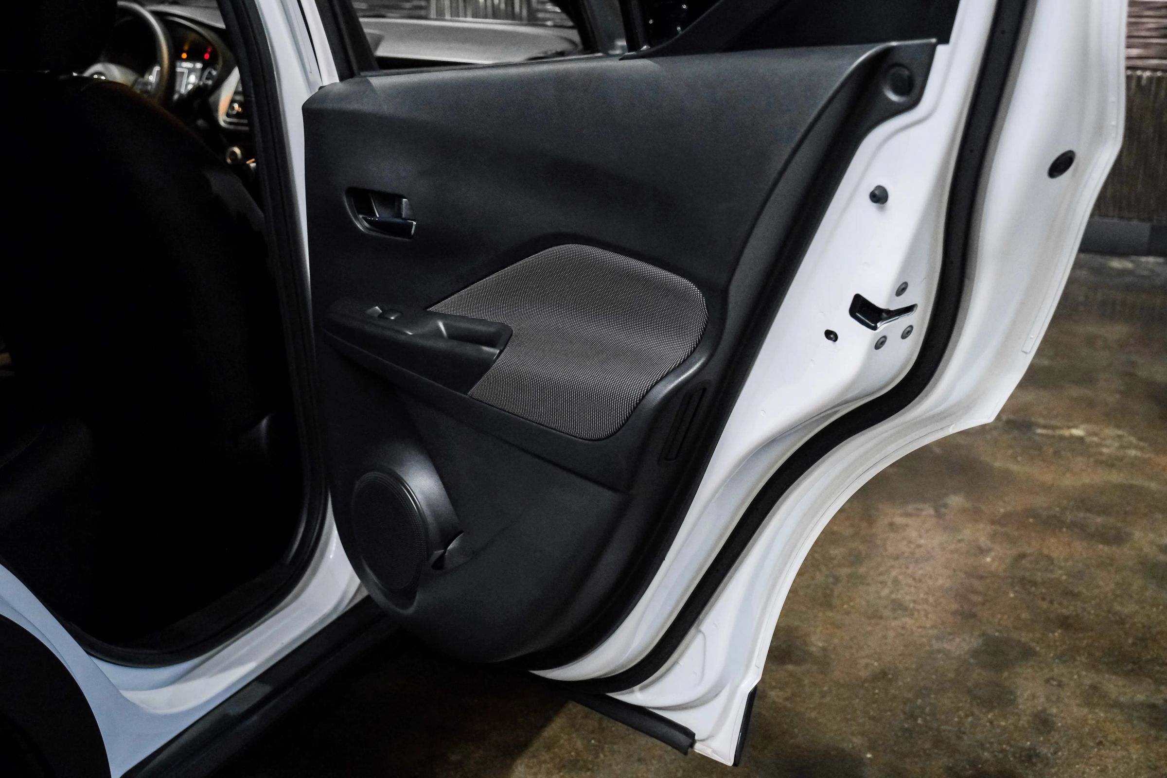 Used 2018 Nissan Kicks SV FWD image 35