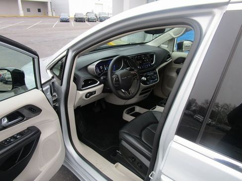 Used 2024 Chrysler Pacifica Touring-L image 18